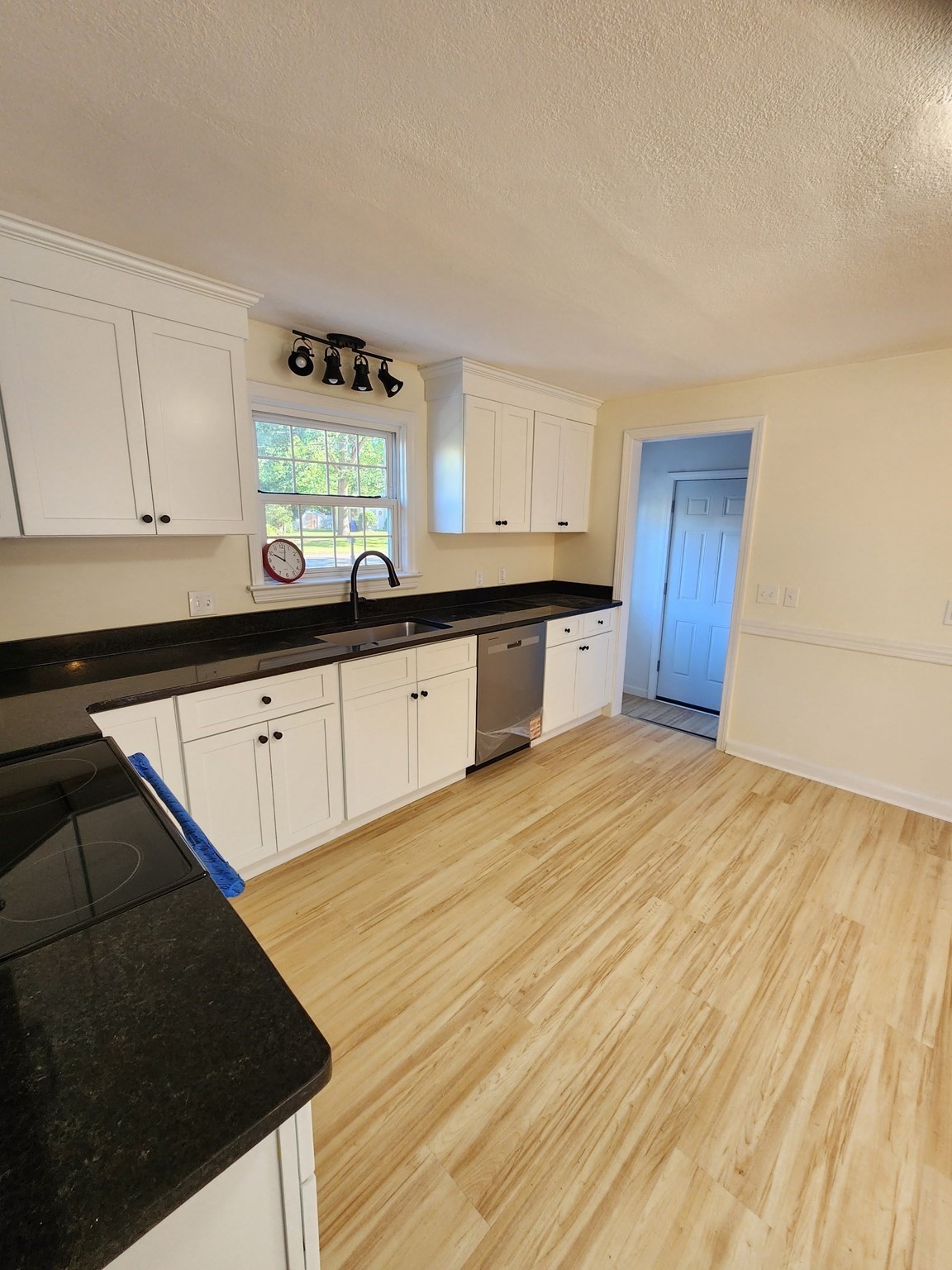 236 Pondview Dr, Springfield, MA 01118 - Image 11