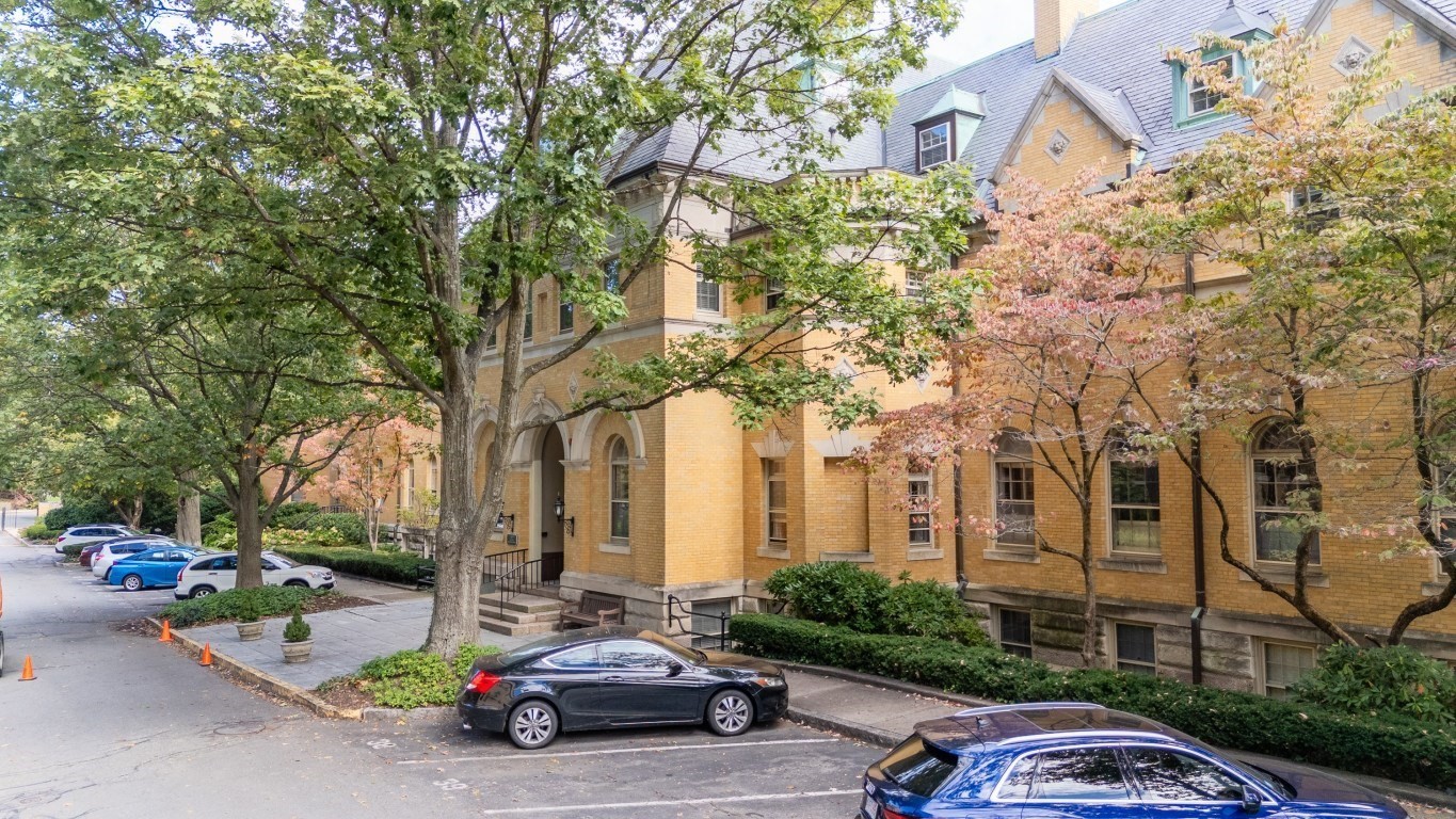 60 Glen Rd Unit 101, Brookline, MA 02445