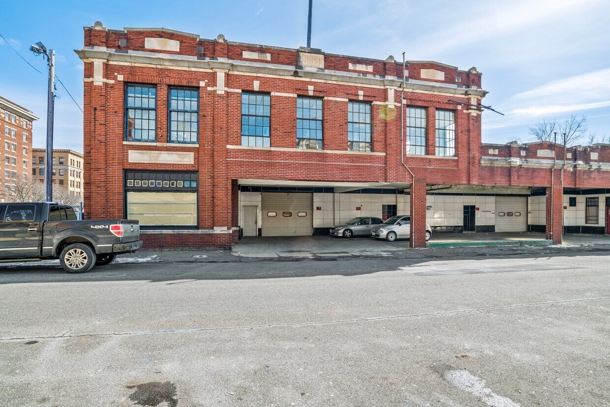 158 Chestnut St, Holyoke, MA 01040 - Image 1