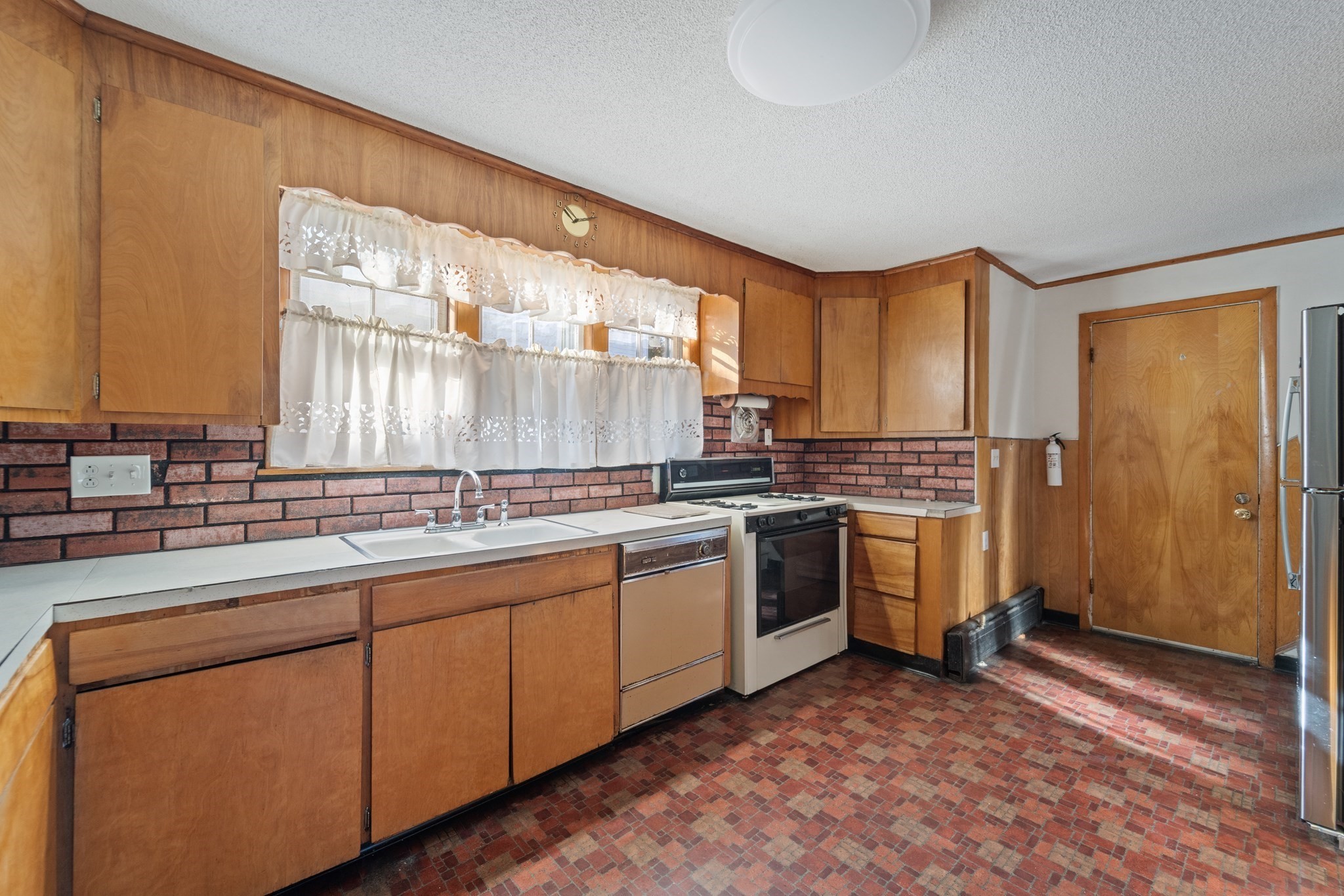 15 Chapman Ave, Holyoke, MA 01040 - Image 9