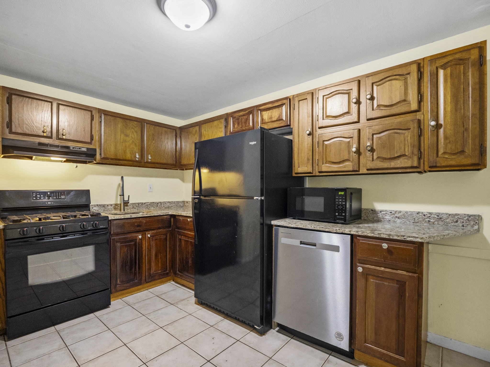 82 Boylston Ln Unit 16, Lowell, MA 01852 - Image 2