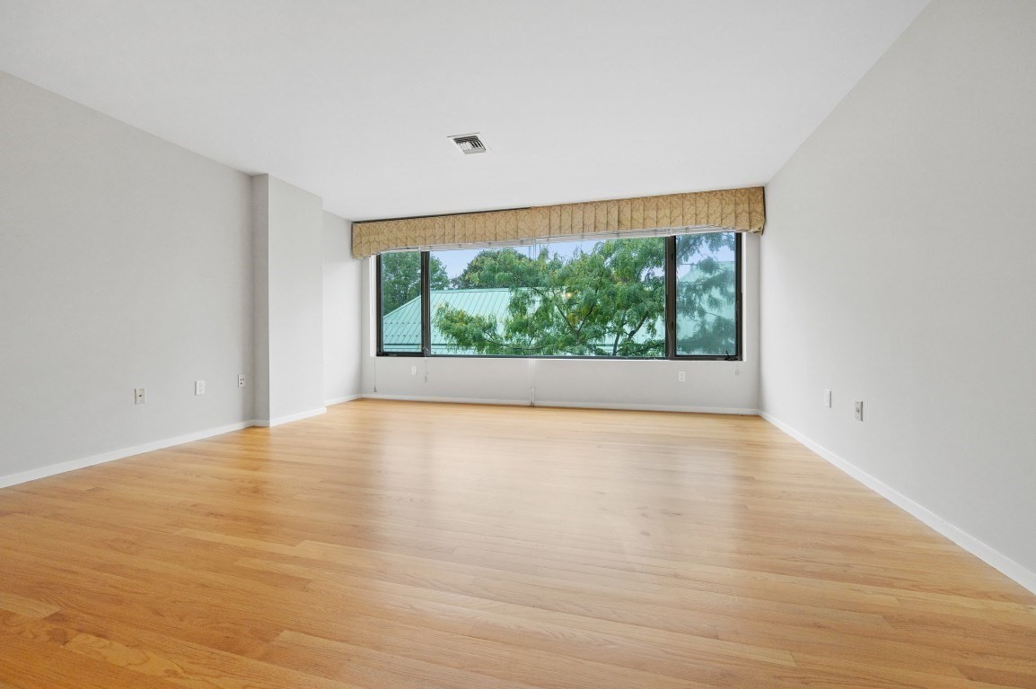 183 Oak Street Unit 307, Newton, MA 02464 - Image 4