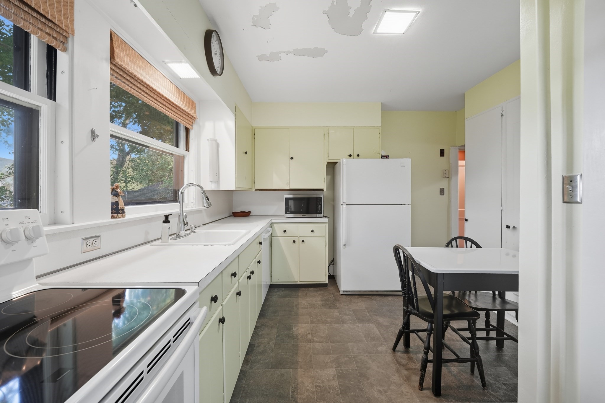 31 Wellesley Rd, Holyoke, MA 01040 - Image 15