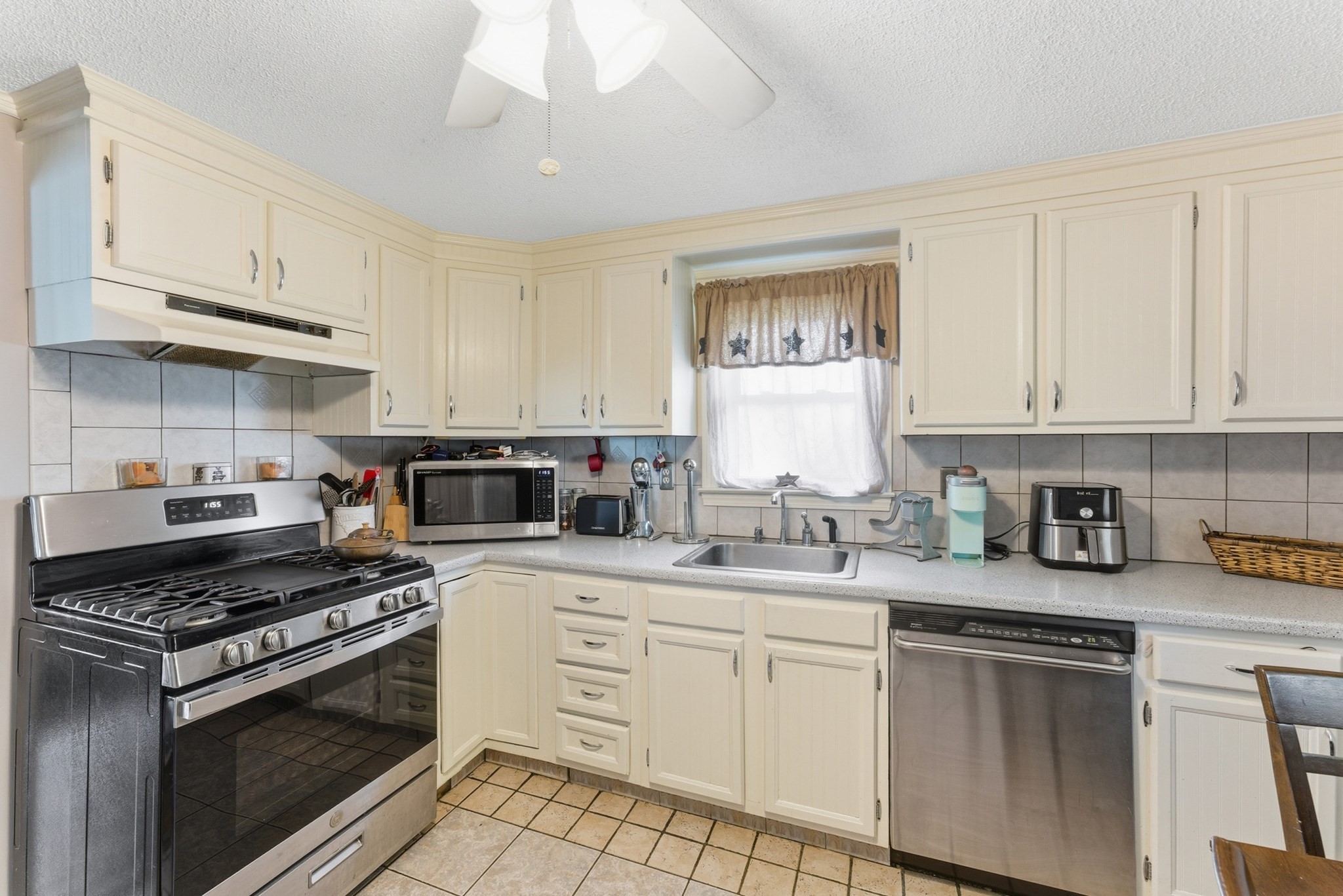 210 Clarendon Avenue, Chicopee, MA 01013 - Image 6