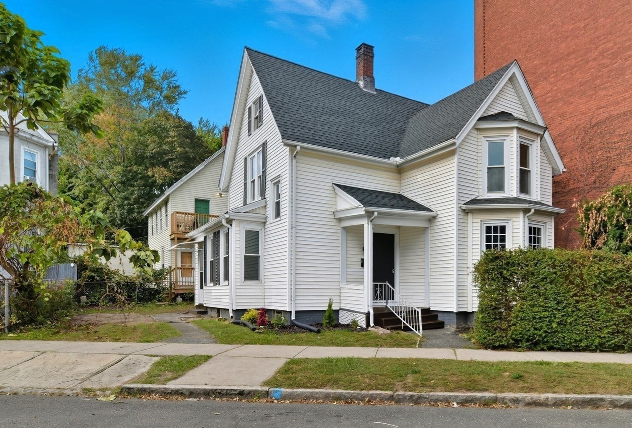 49 Linden St, Holyoke, MA 01040
