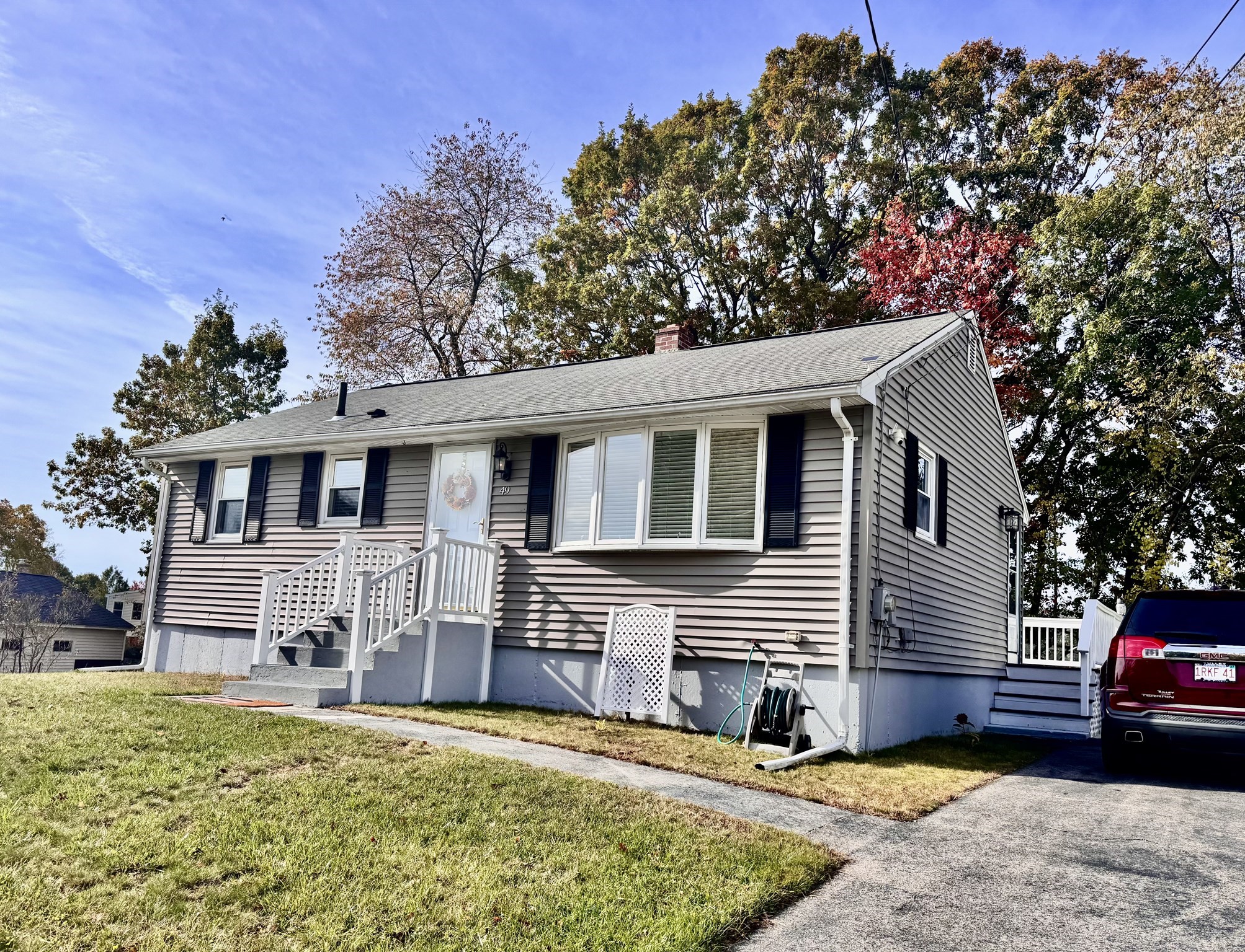 49 Coburn Dr, Lowell, MA 01854