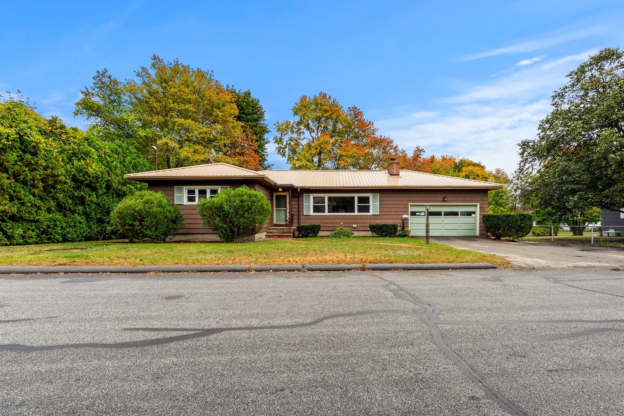 383 Hovey St, Lowell, MA 01852