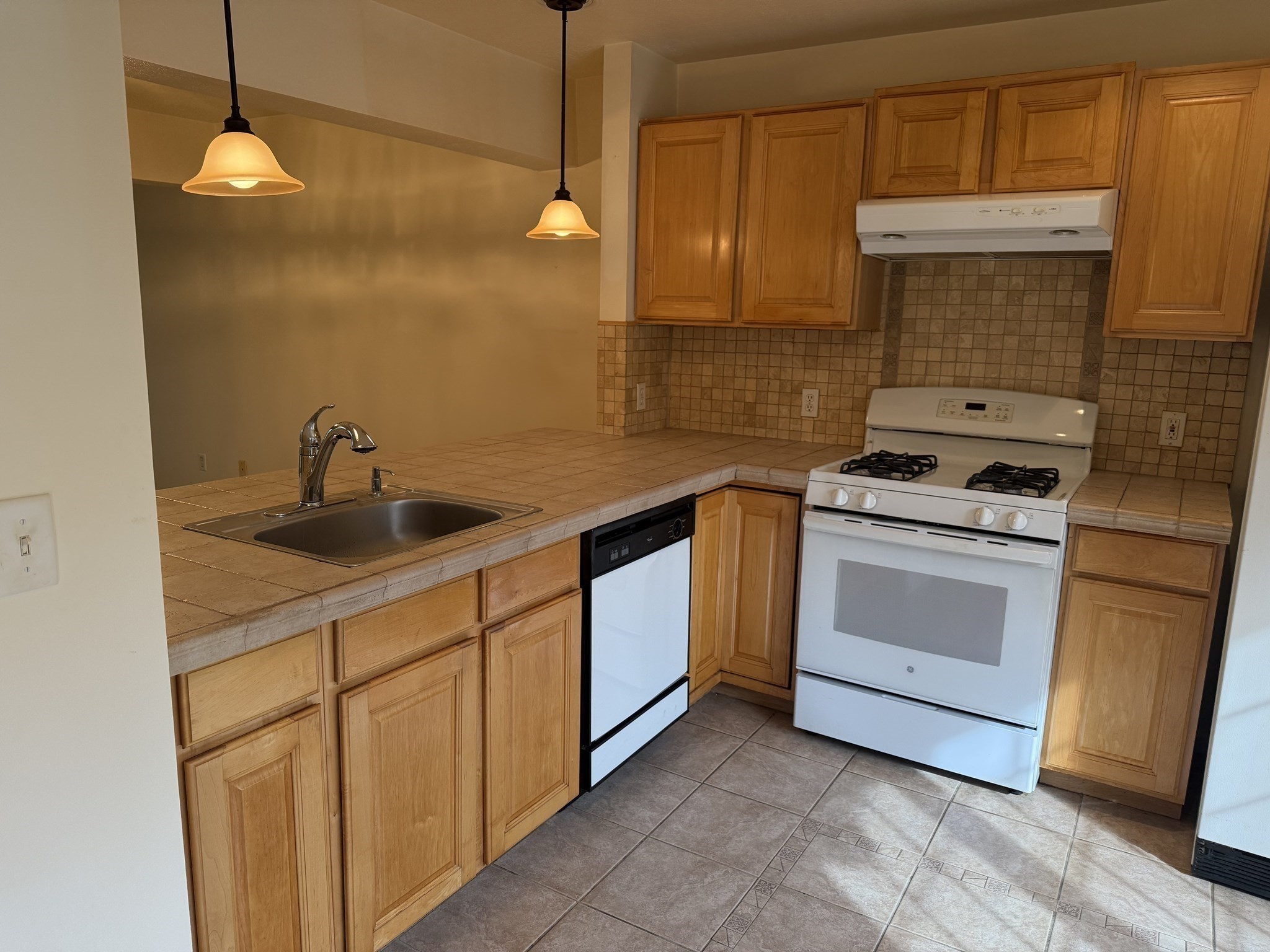 6 Lilac Court Unit 6, Hopkinton, MA 01748 - Image 3