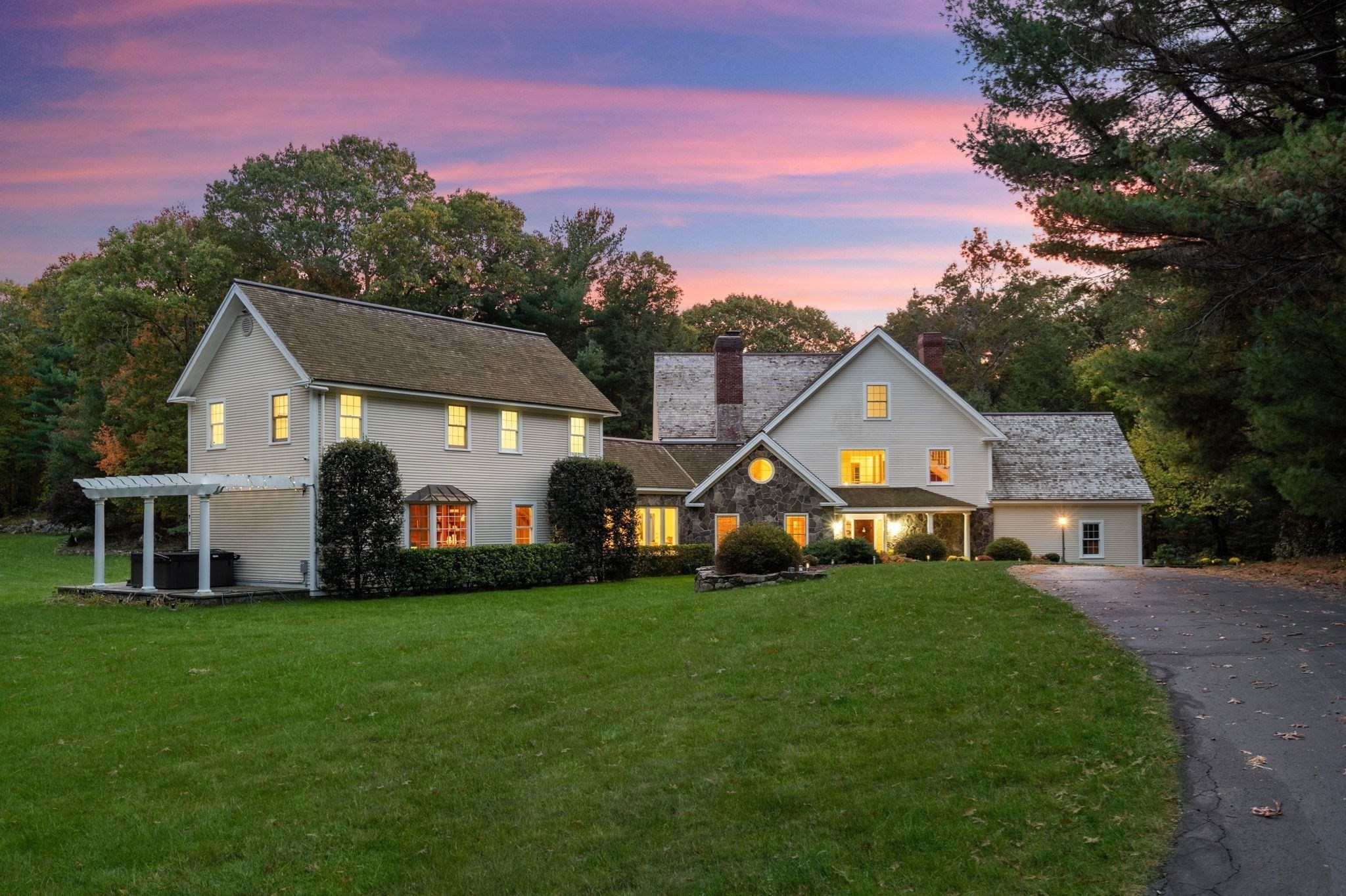 267 Dedham St, Dover, MA 02030