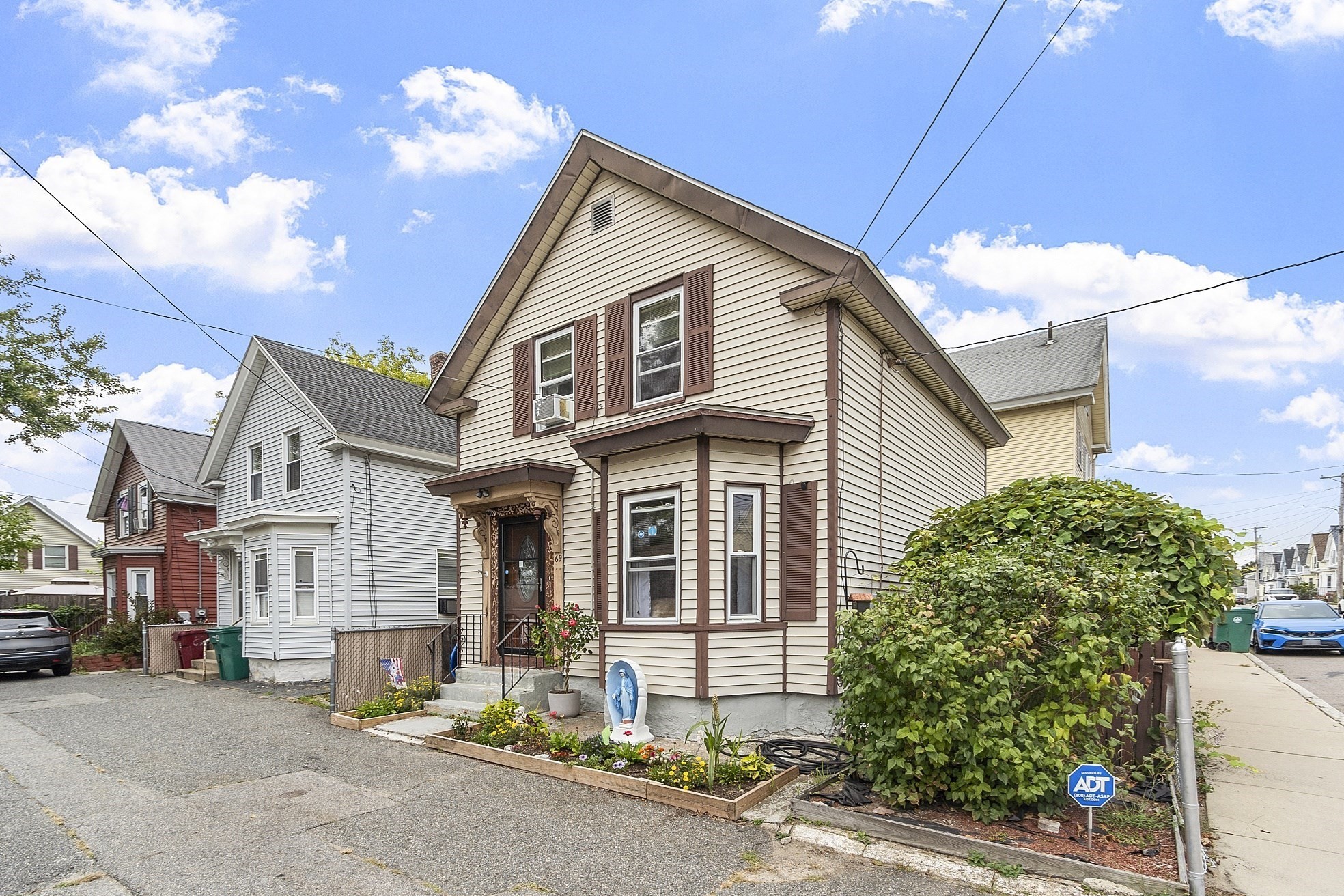69 Blossom St, Lowell, MA 01852
