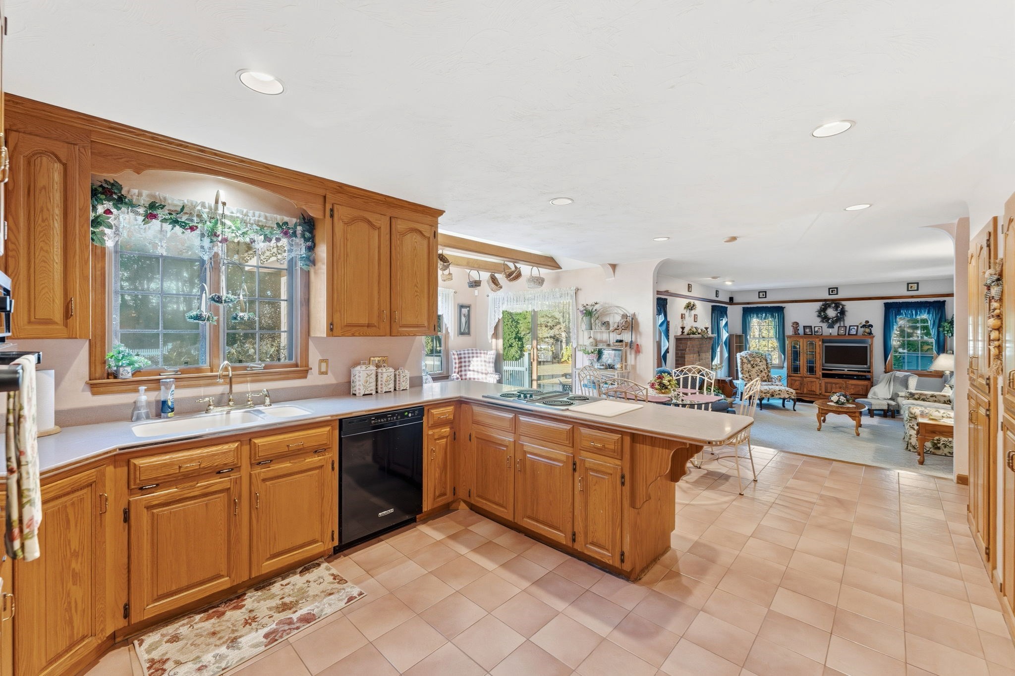 99 Country Club Dr, Northbridge, MA 01588 - Image 9