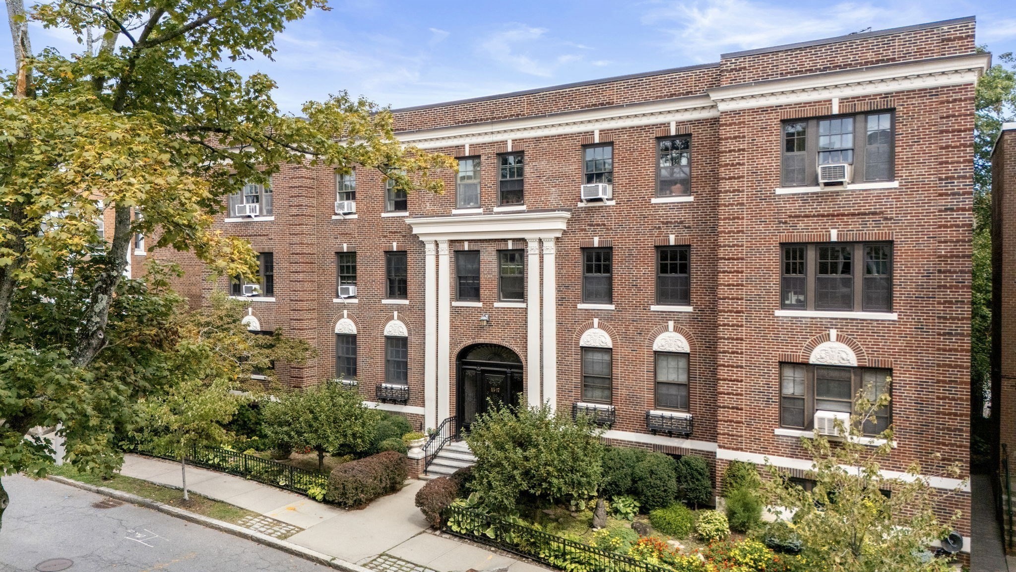 17 James St Unit 1, Brookline, MA 02446