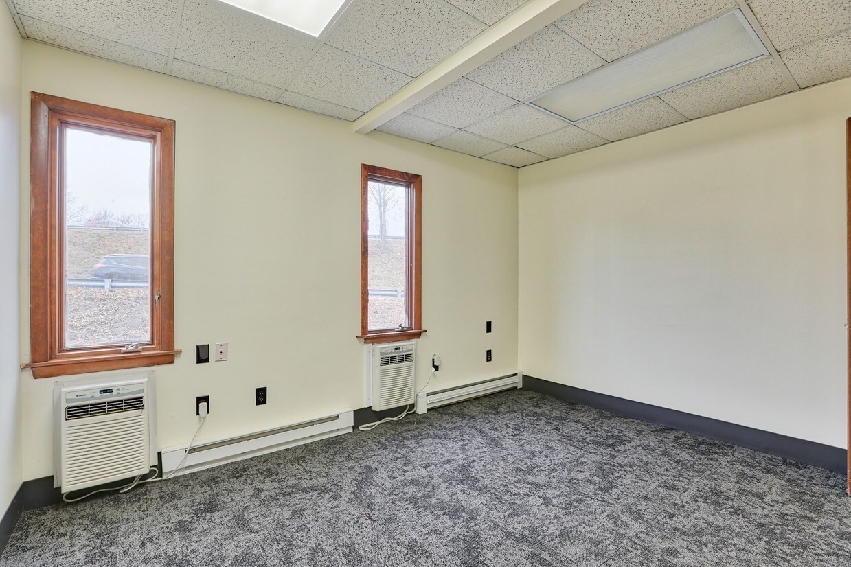 584 Meadow St, Agawam, MA 01001 - Image 12