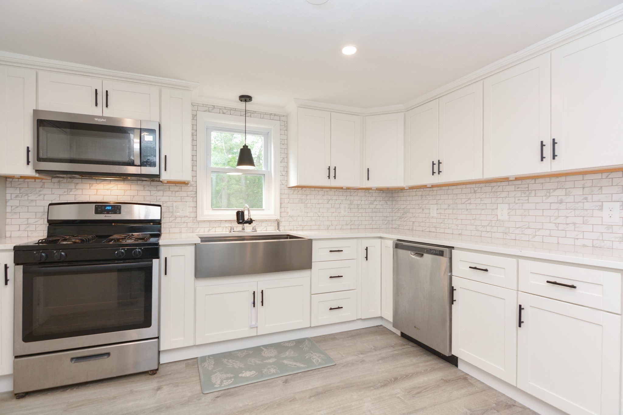 8 Roberts Rd, Ashland, MA 01721