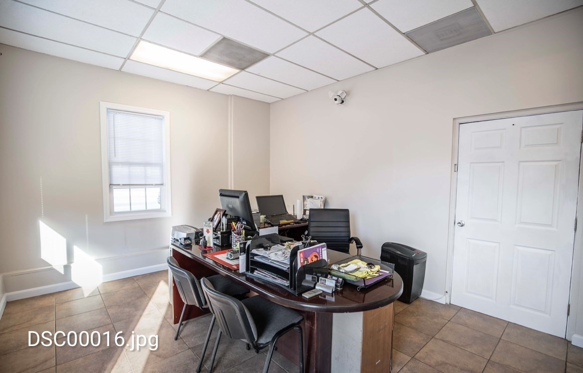 1615 Osgood St, North Andover, MA 01845 - Image 3