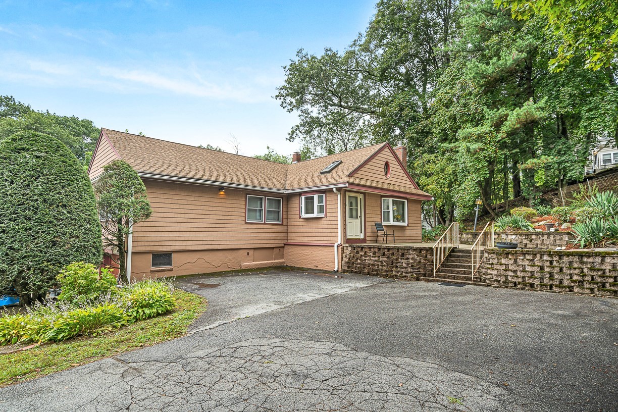 1 Ludlow Ave, Wakefield, MA 01880