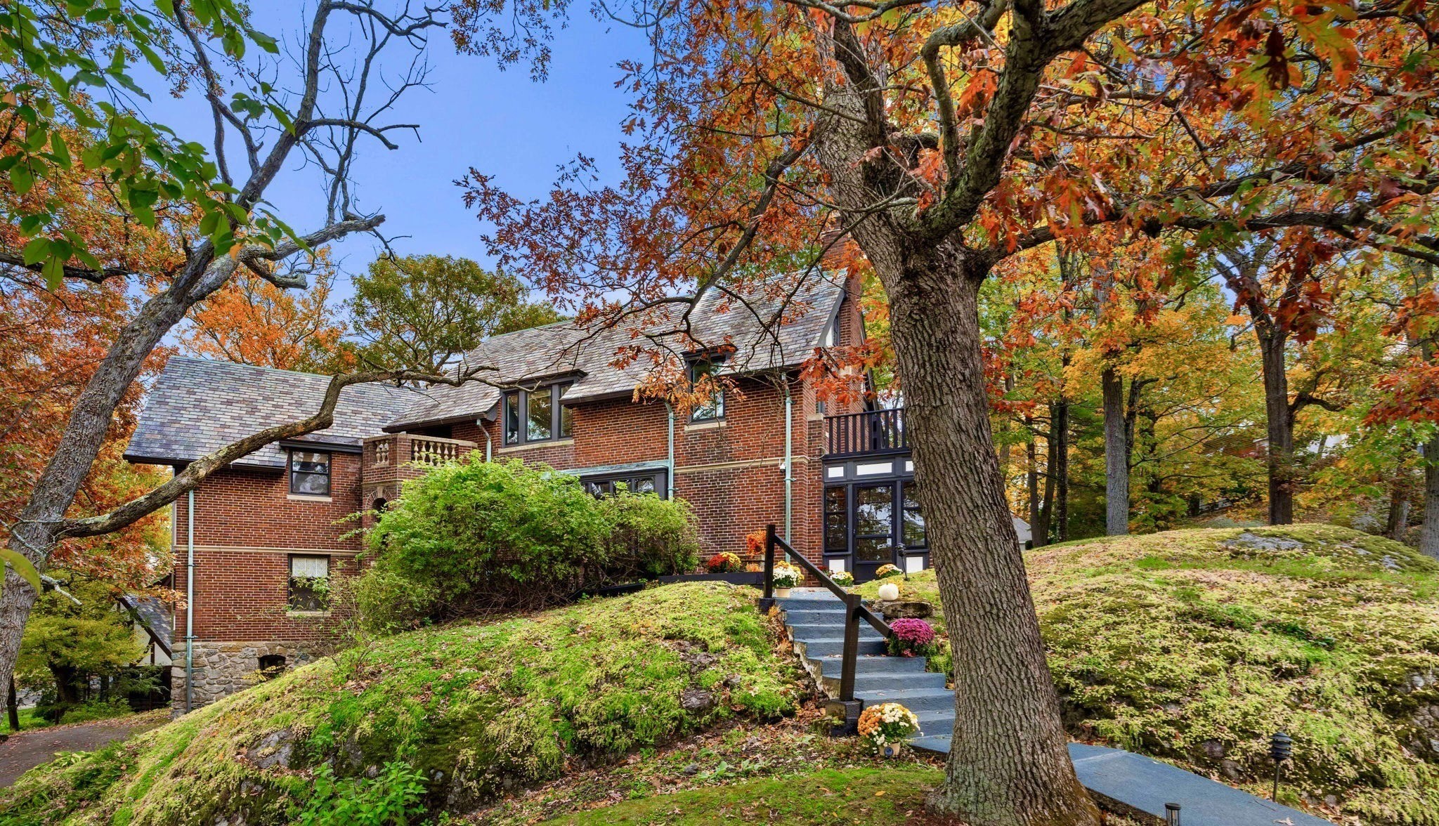 1125 W Roxbury Pkwy, Brookline, MA 02467