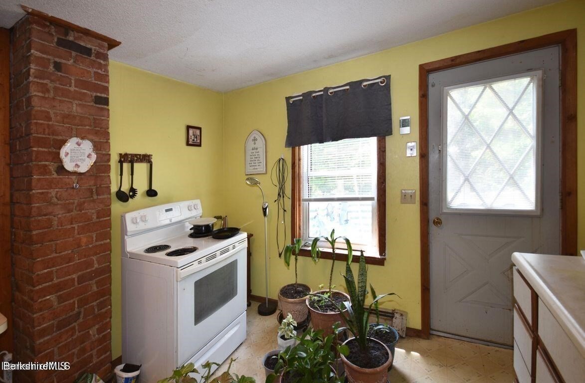 39 Circular Ave, Pittsfield, MA 01201 - Image 11