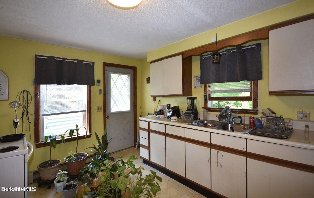 39 Circular Ave, Pittsfield, MA 01201 - Image 10