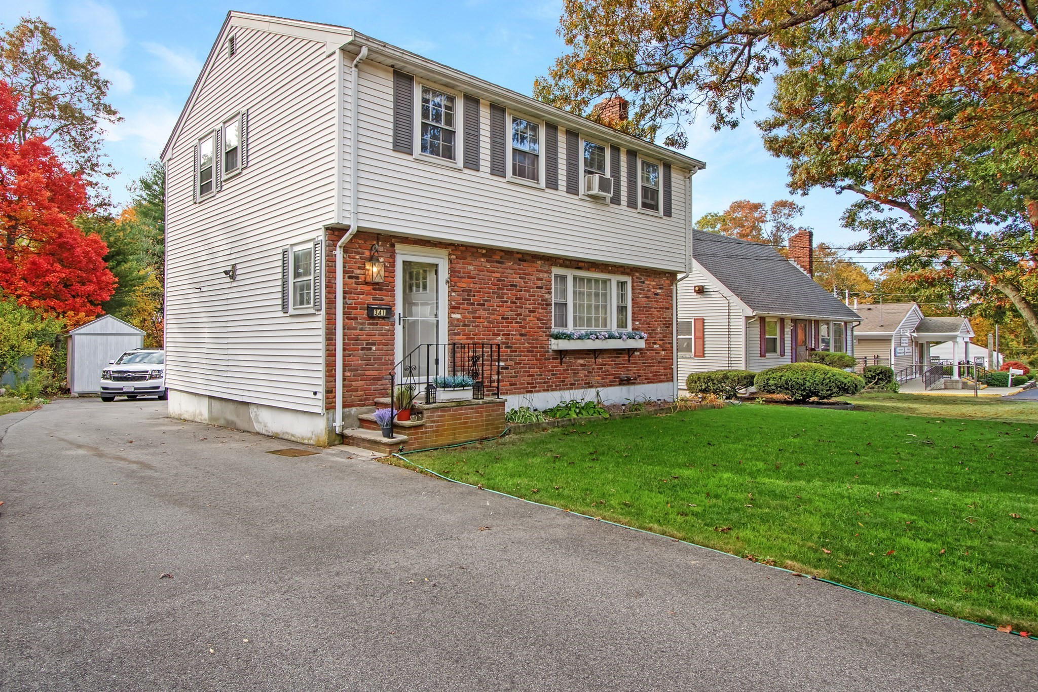 341 E Ashland St, Brockton, MA 02302