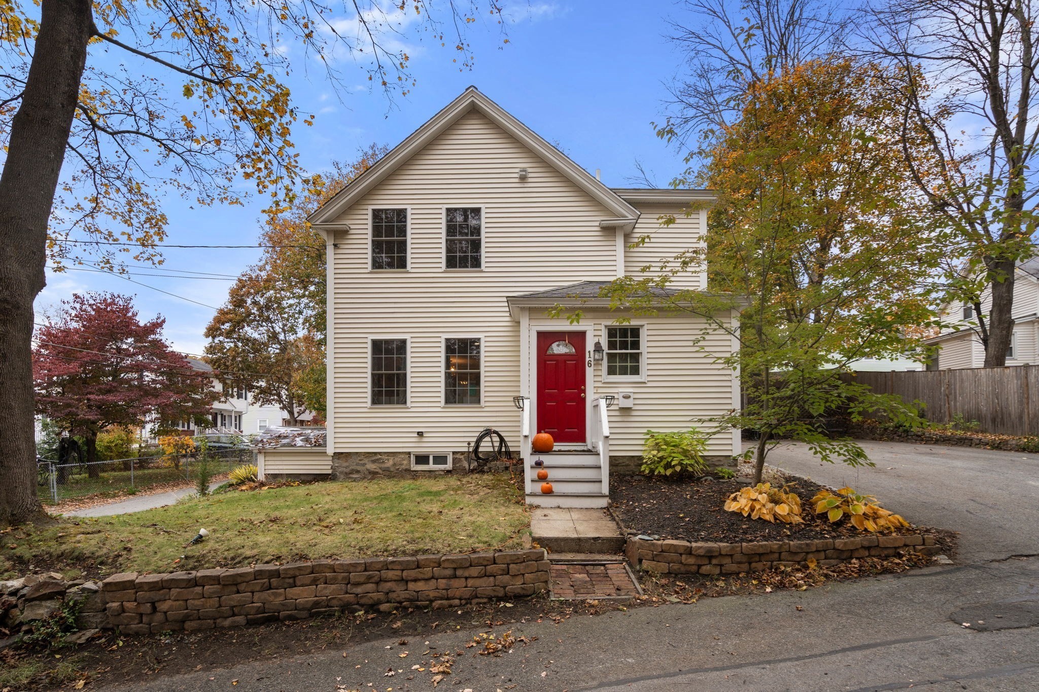 16 Pine St, Maynard, MA 01754
