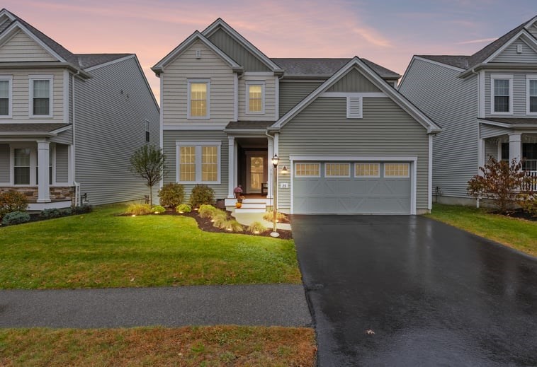 25 Skyhawk Cir, Weymouth, MA 02190