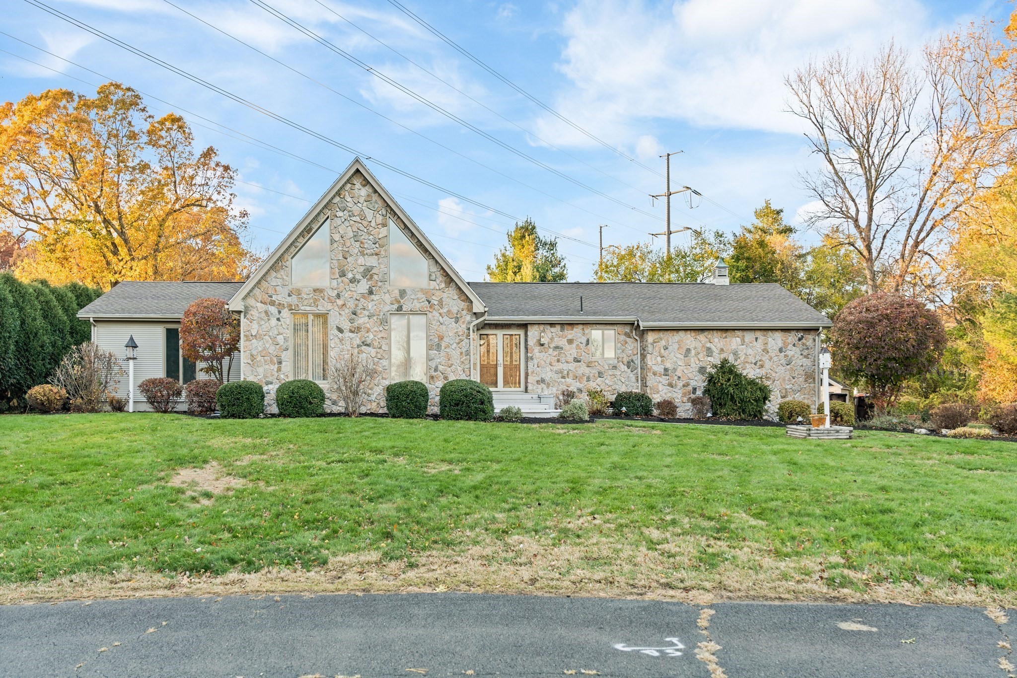 86 Willow Brook Dr, Agawam, MA 01001