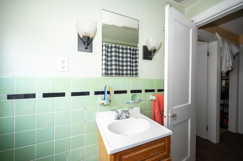 128 128 1/2 Elm St, Southbridge, MA 01550 - Image 33