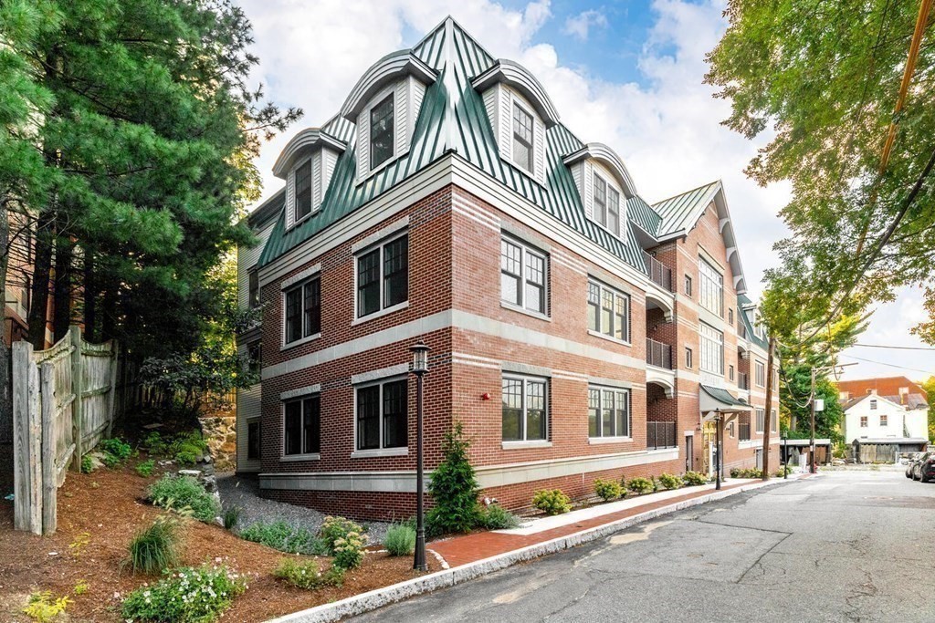 36 Elmwood Ave Unit 2, Winchester, MA 01890