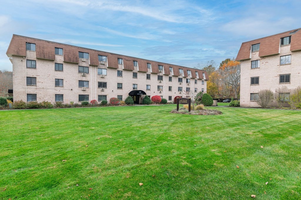 135 Grove St Unit 110, Rockland, MA 02370