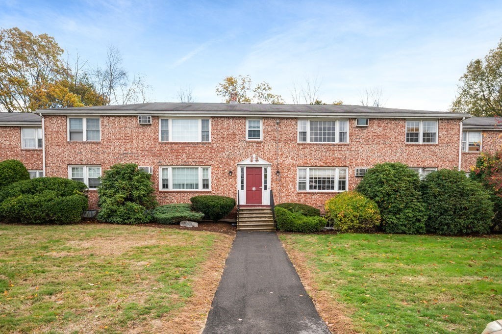 16 Myles Standish Dr Unit 8, Haverhill, MA 01835