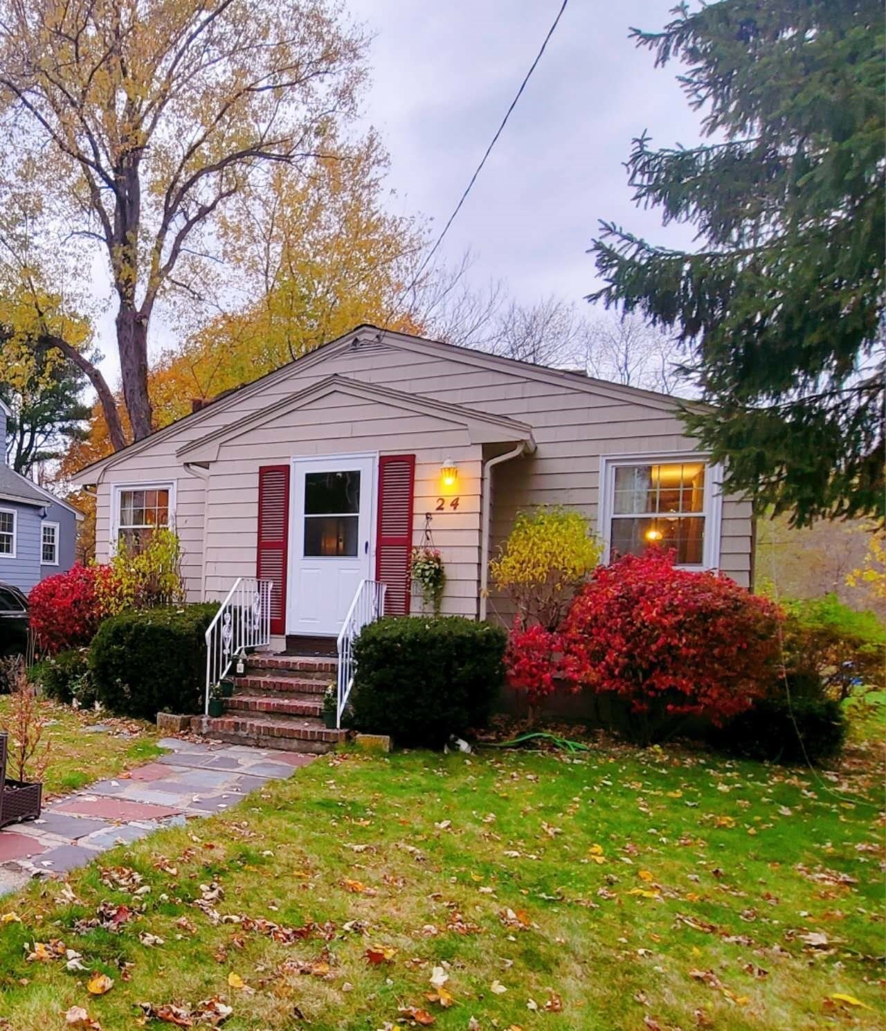 24 Grapevine Avenue, Lexington, MA 02421 - Image 2