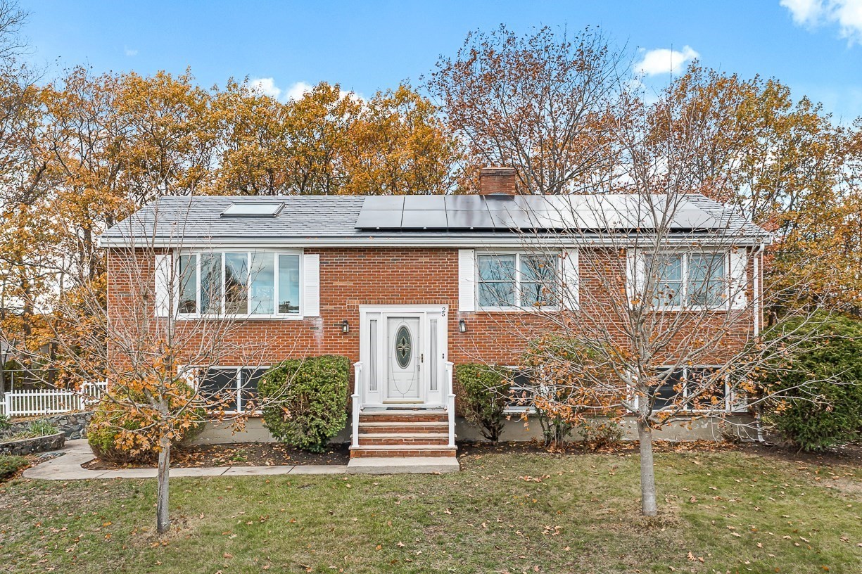 25 Murdoch Rd, Stoneham, MA 02180
