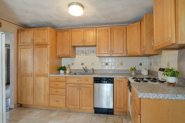 42 Lantern Ln, Burlington, MA 01803 - Image 9