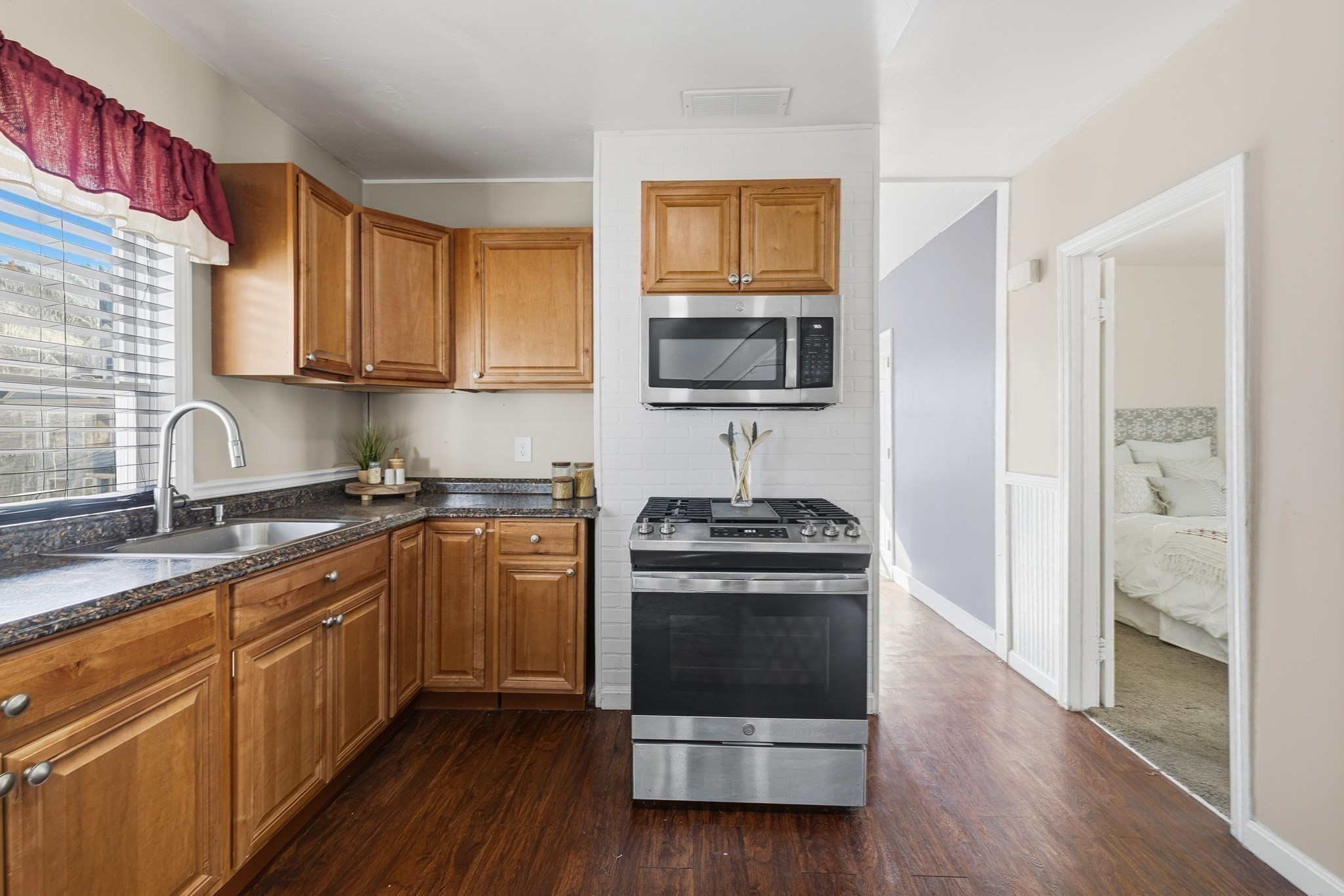 363 Earle St, New Bedford, MA 02746 - Image 12