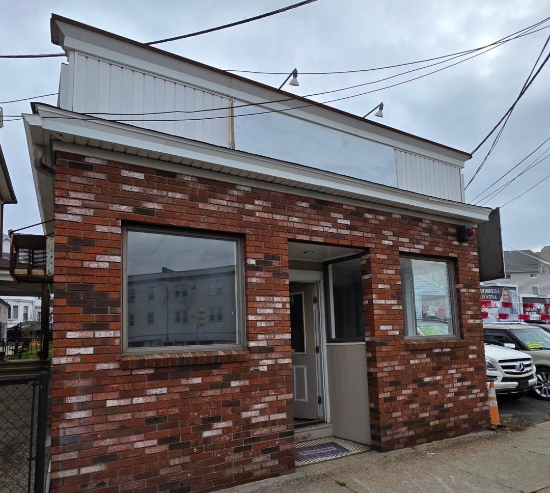 712 Eastern Avenue, Fall River, MA 02723 - Image 1