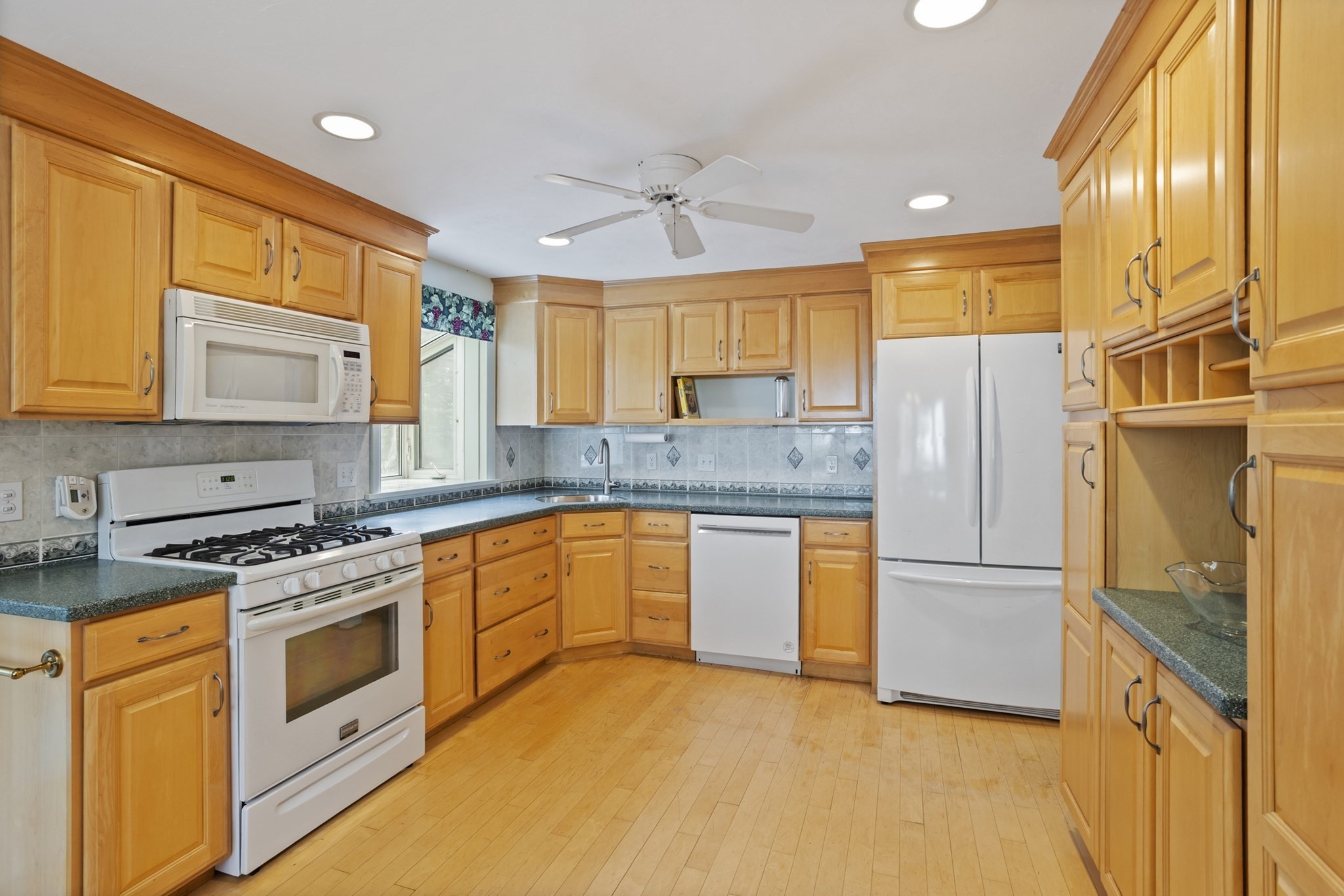 23 Bentley Ln, Chelmsford, MA 01824 - Image 9