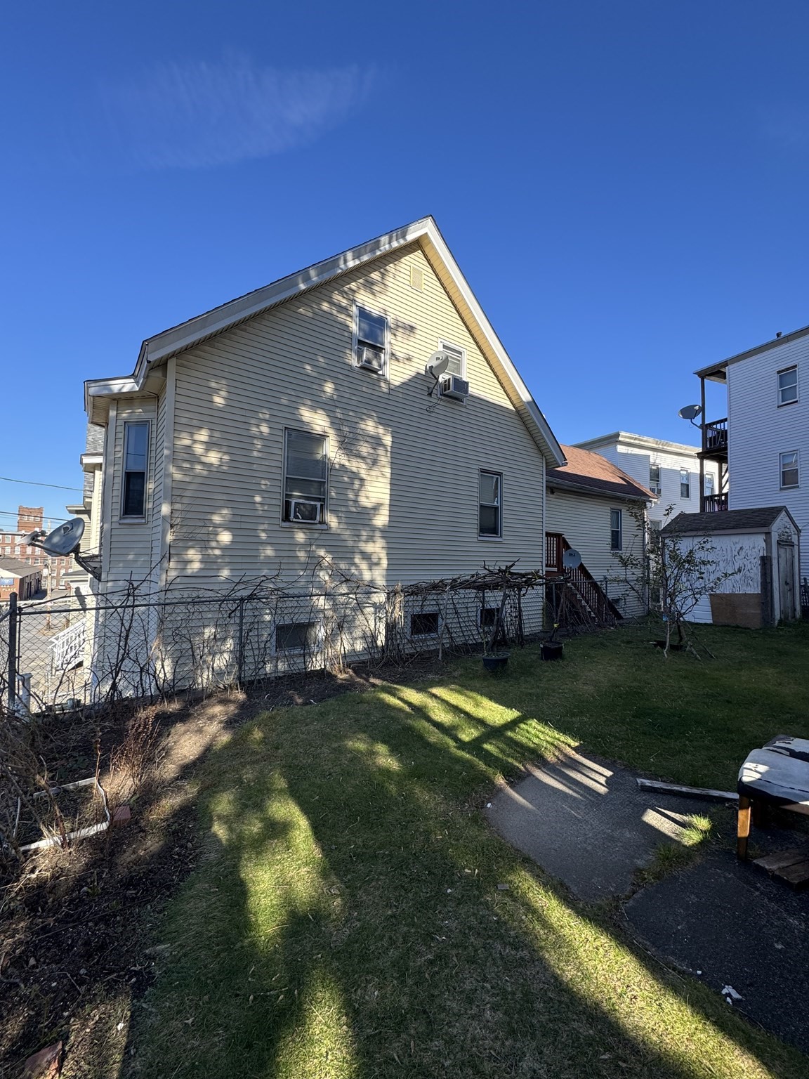 28 Grand St, Lowell, MA 01851 - Image 17