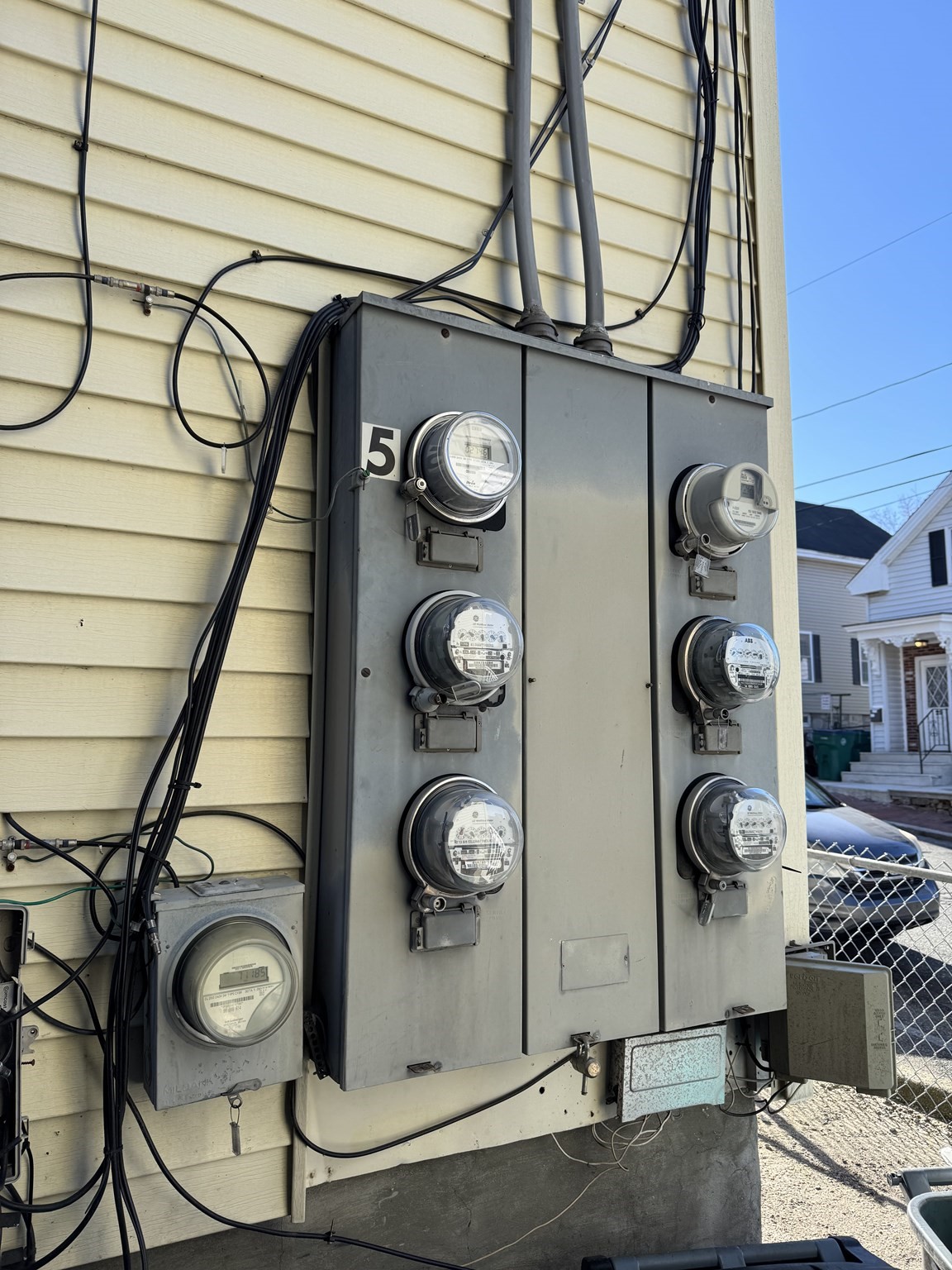 28 Grand St, Lowell, MA 01851 - Image 3