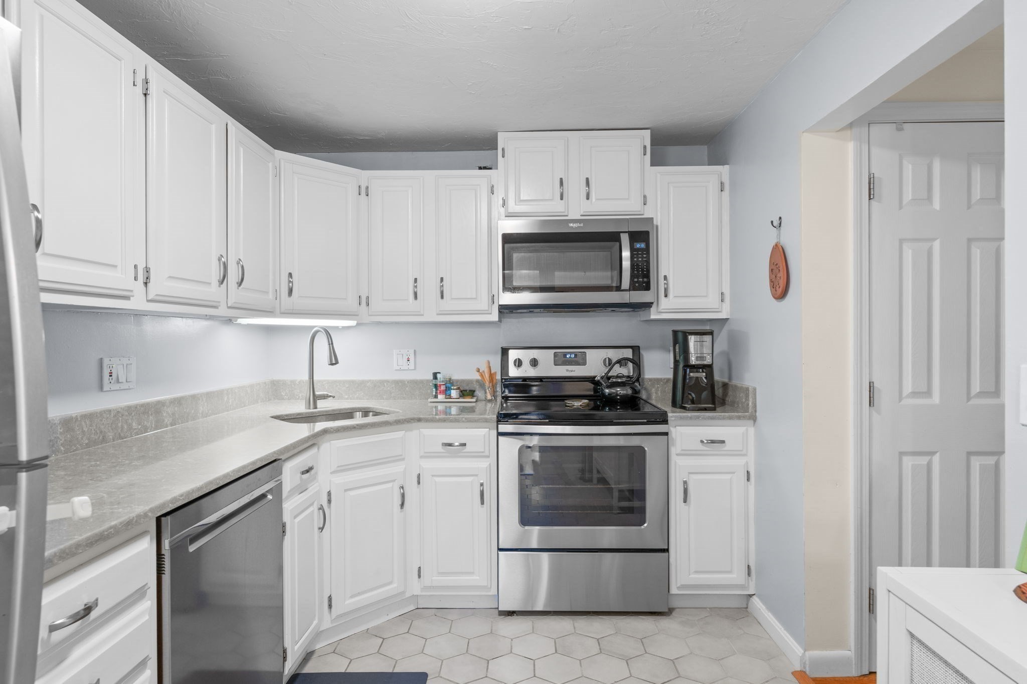 112 Ridgefield Circle Unit B, Clinton, MA 01510 - Image 9