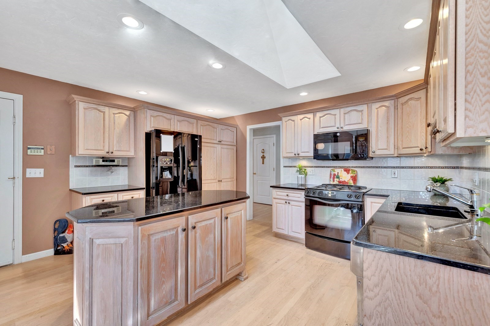 16 Sarah'S Way, Peabody, MA 01960 - Image 12