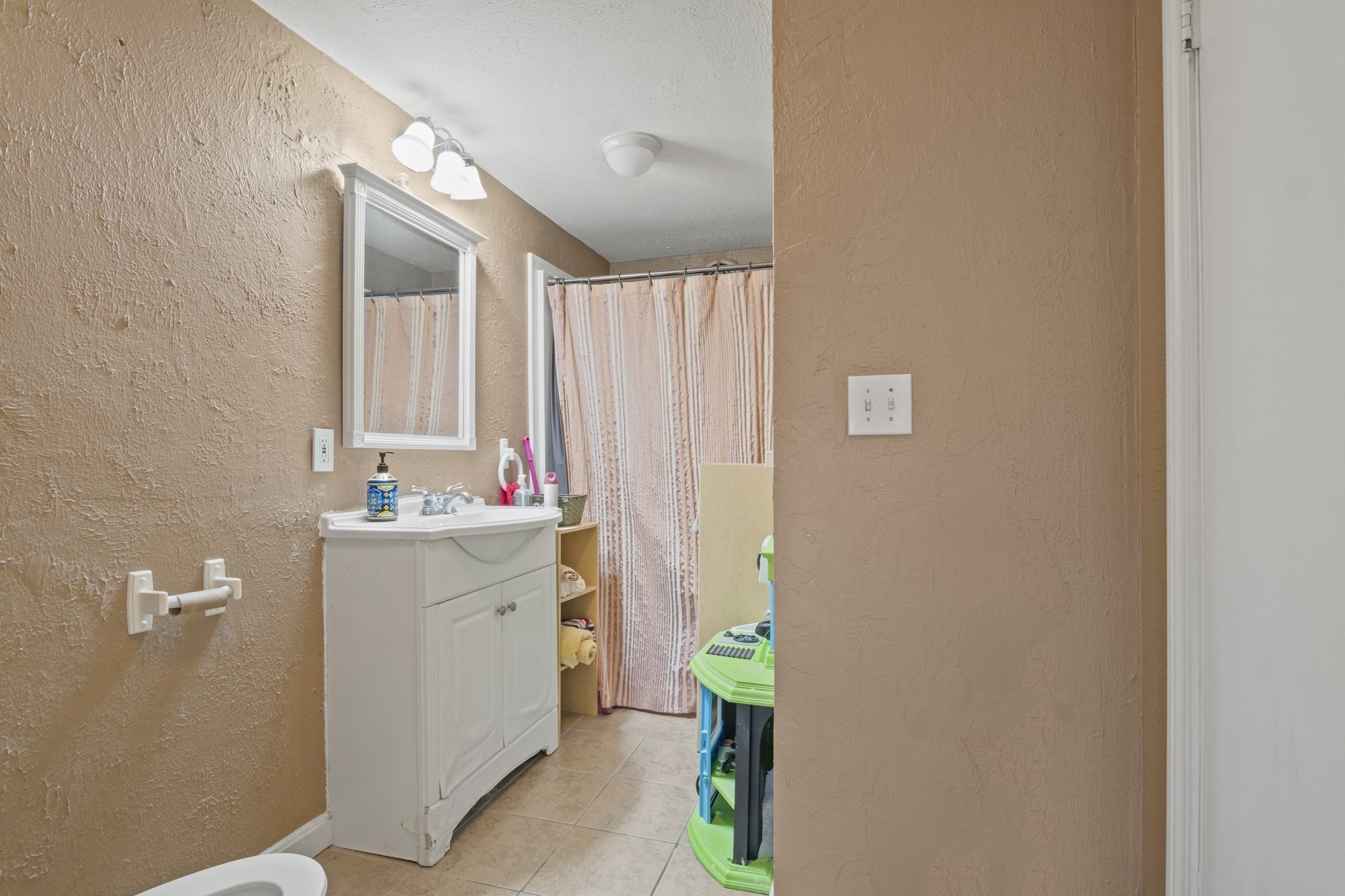 94 Princeton Boulevard, Lowell, MA 01851 - Image 19