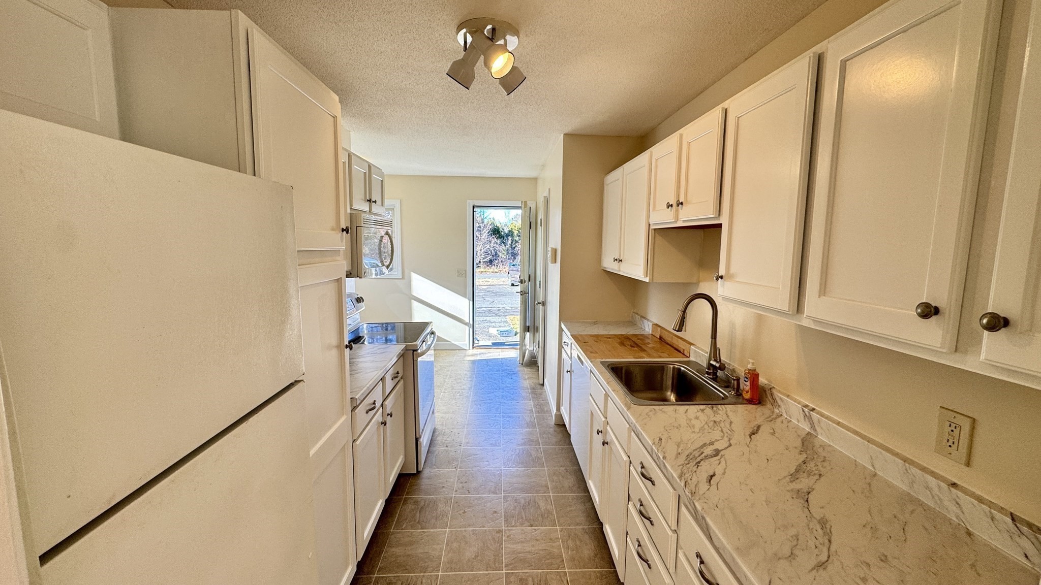 16 Collins St Unit 16, Chicopee, MA 01022 - Image 4