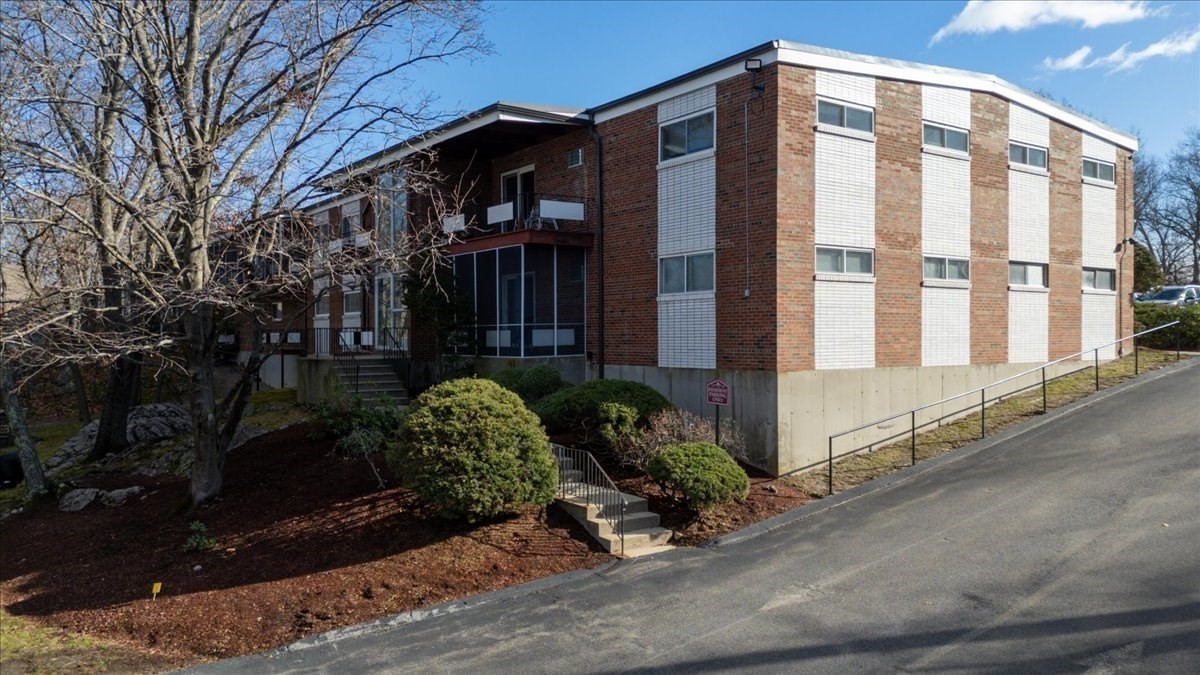 115 Grove St. Unit 11., West Roxbury, Boston, MA 02132