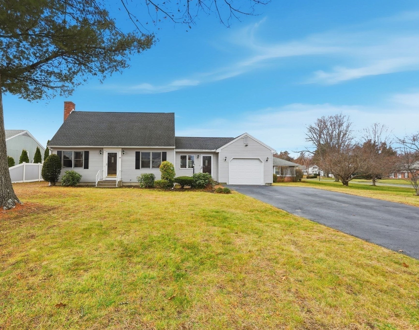 10 Woodcrest Road, Springfield, MA 01129