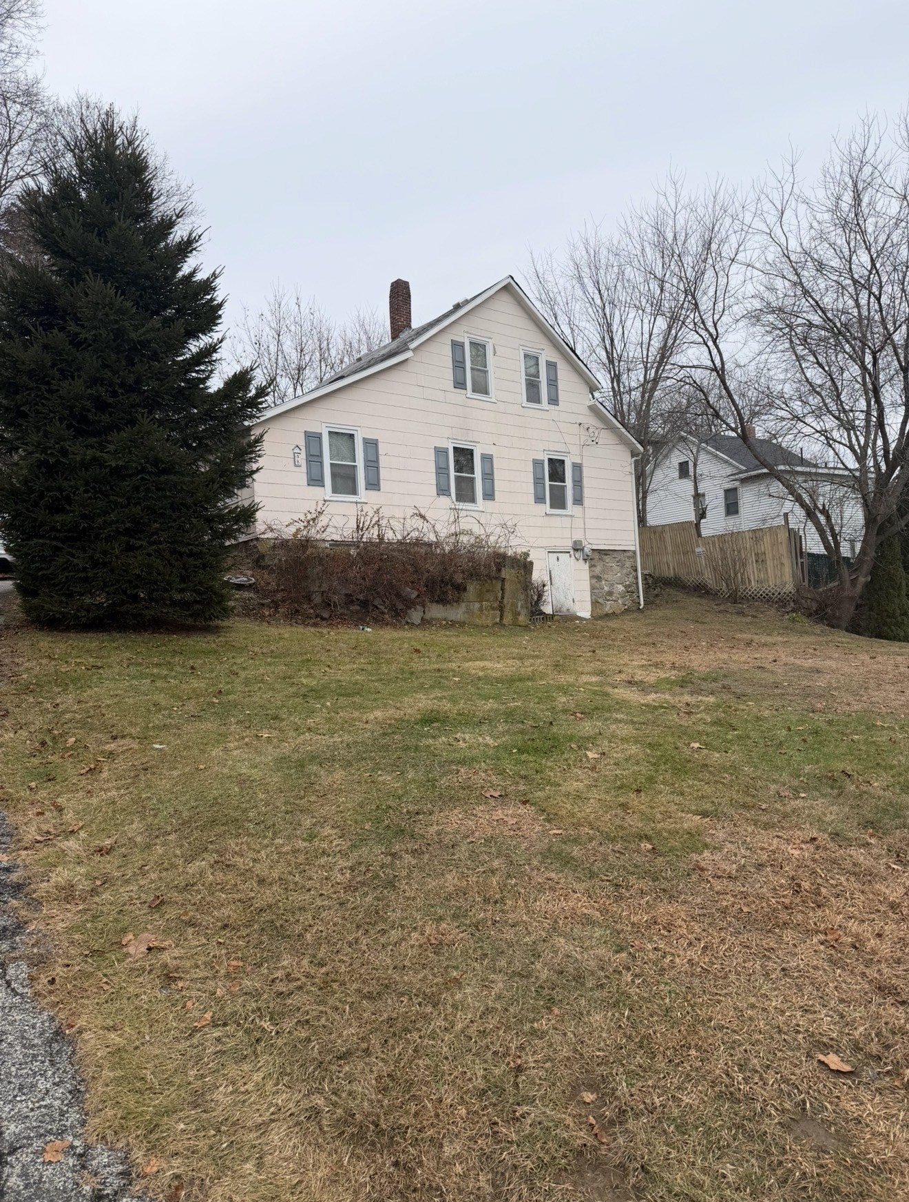 8 Mt Pleasant St, Webster, MA 01570
