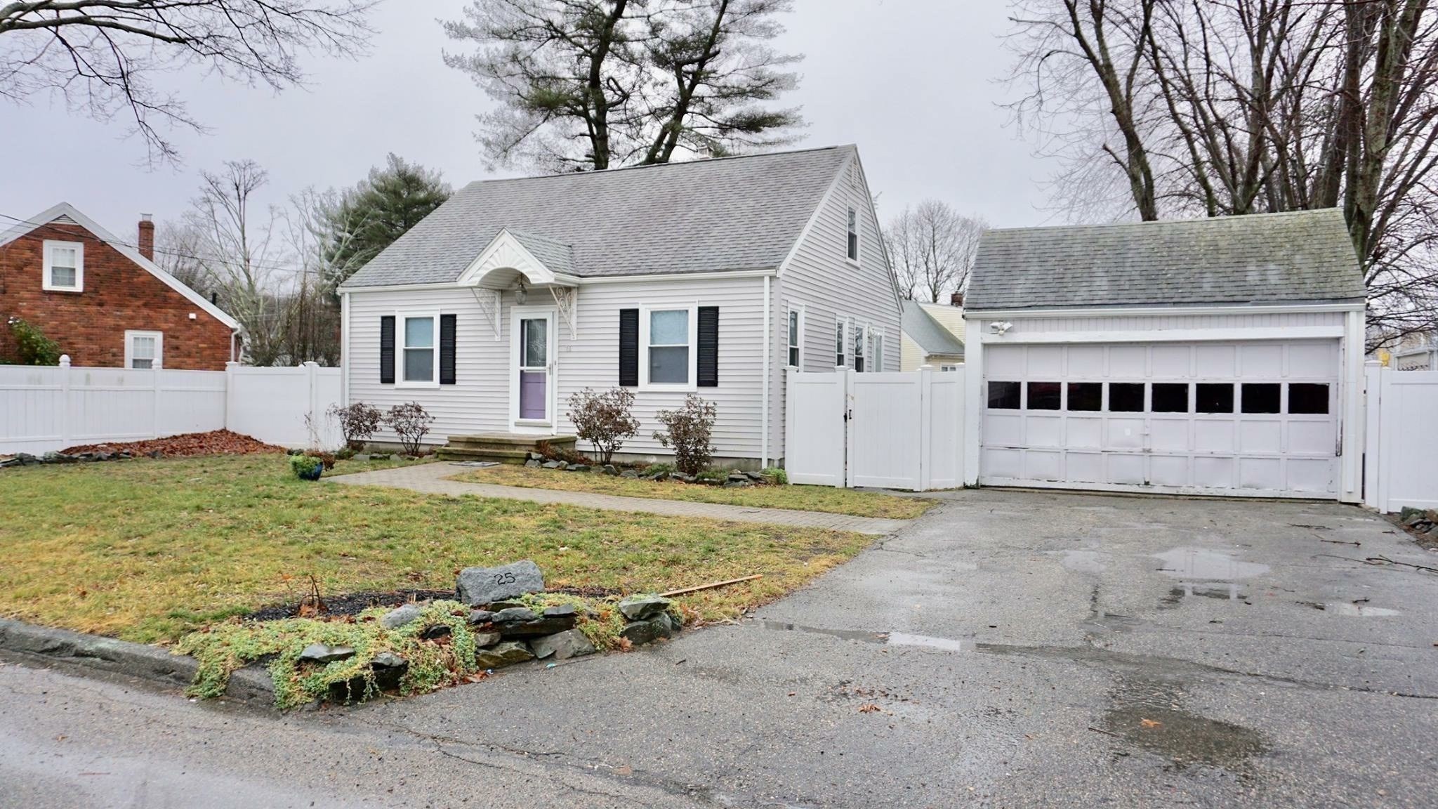 25 Halliden St, Stoughton, MA 02072