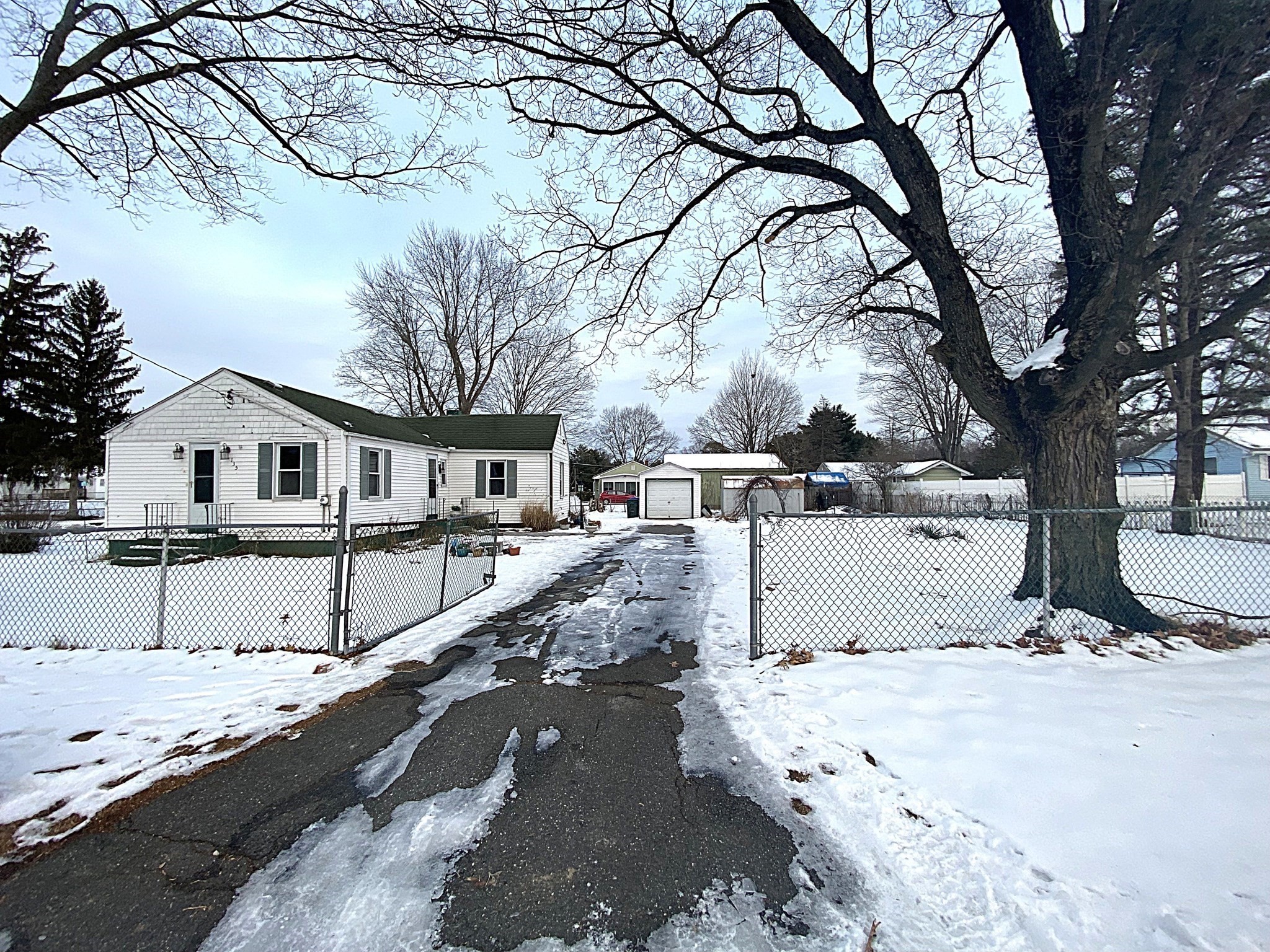 135 Lucerne Rd, Springfield, MA 01119 - Image 3