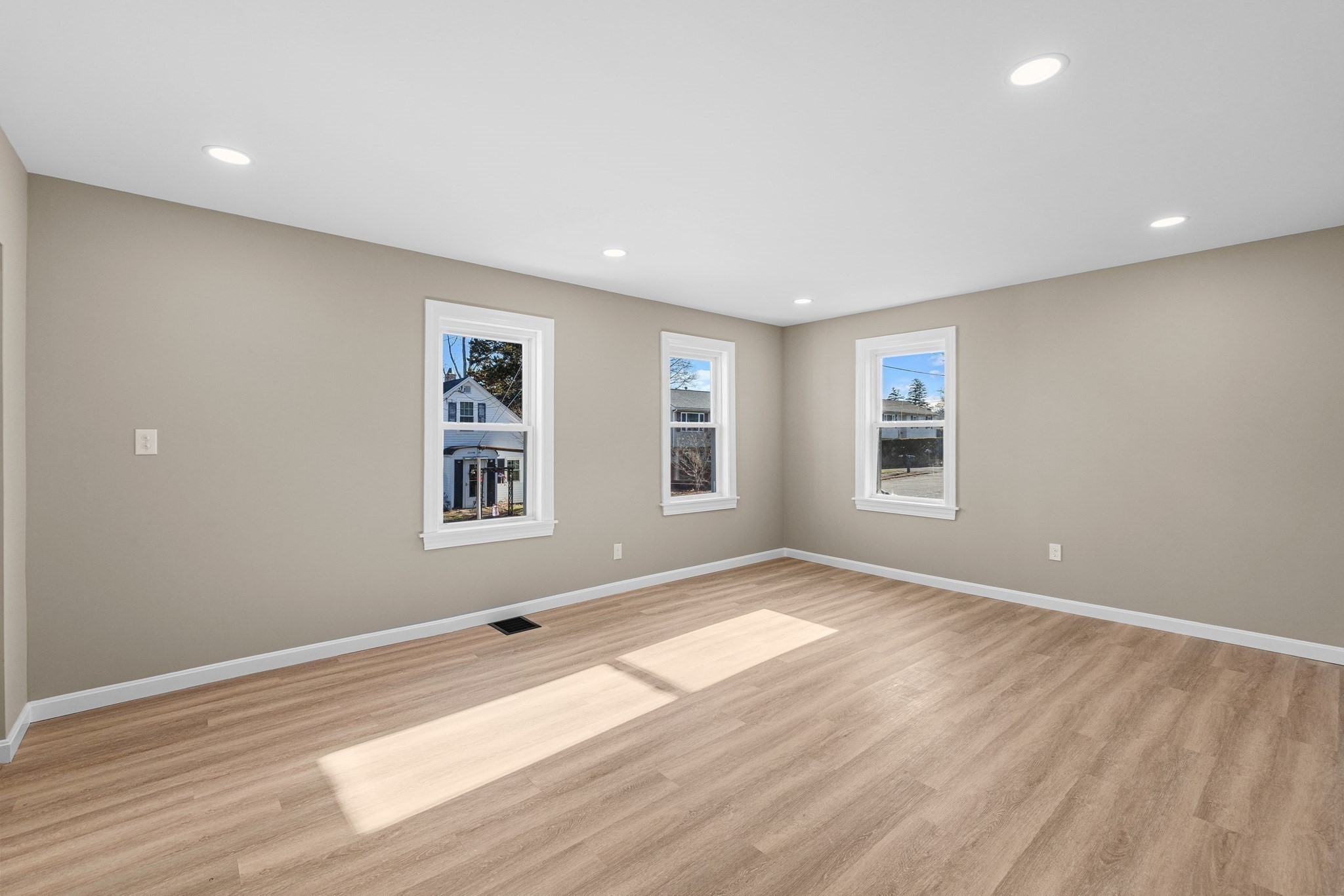 73 Gifford Ave, Dartmouth, MA 02747 - Image 9