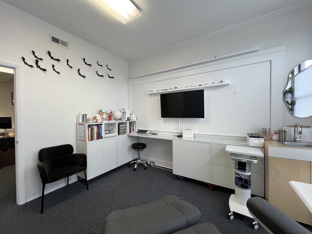 1318 Beacon St Unit 1, Brookline, MA 02446